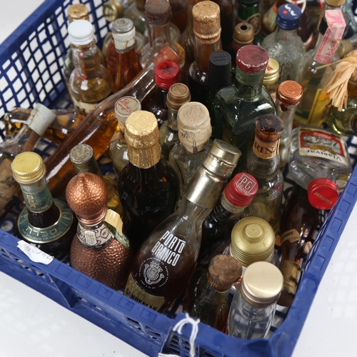 832 - A quantity of spirit and liqueur miniatures (boxful)