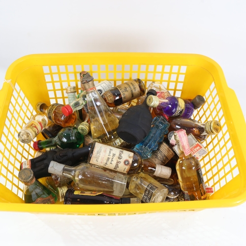 833 - A quantity of spirit and liqueur miniatures (boxful)