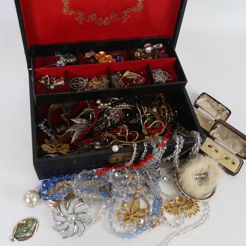 1144 - A cantilever jewel box, containing a quantity of Vintage and other costume jewellery, various brooch... 