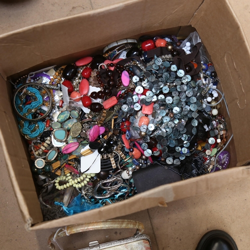 1152 - A large quantity of modern costume jewellery (boxful)