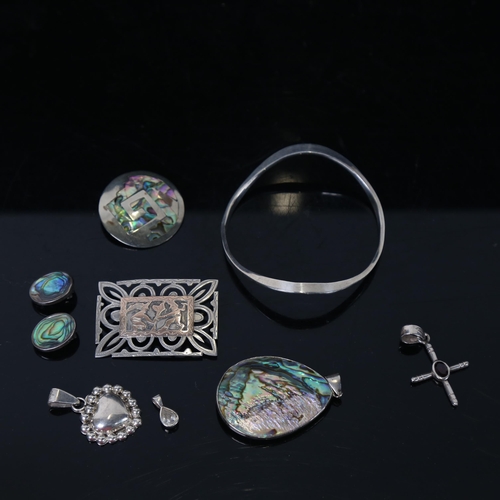 1249 - A group of assorted Mexican silver jewellery, to included abalone shell pendants, bangle etc