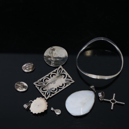 1249 - A group of assorted Mexican silver jewellery, to included abalone shell pendants, bangle etc