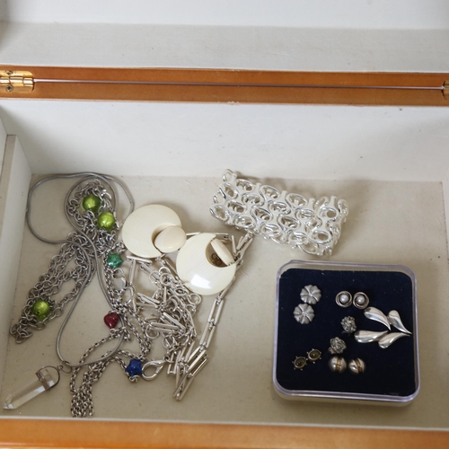 1250 - A large quantity of silver jewellery, to include brooches, earrings, necklaces etc, in a fitted jewe... 