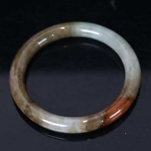 1256 - A Chinese carved and polished jade slave bangle