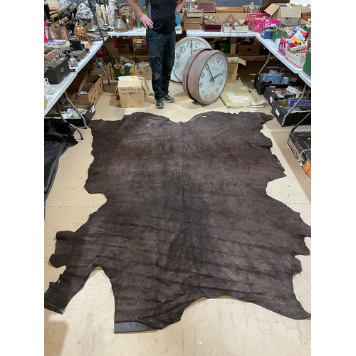 484 - 3 full dark brown leather hides: 290x250cm, 250x230cm, 250x220cm and one half light brown leather hi... 