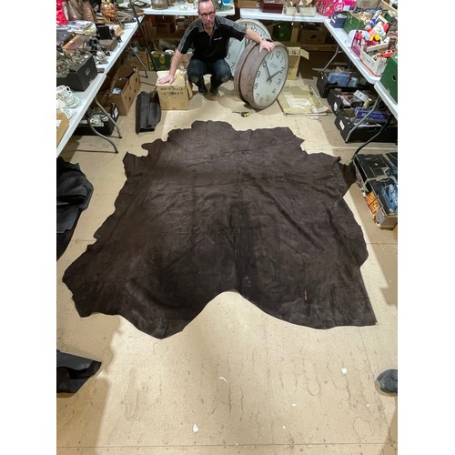 484 - 3 full dark brown leather hides: 290x250cm, 250x230cm, 250x220cm and one half light brown leather hi... 