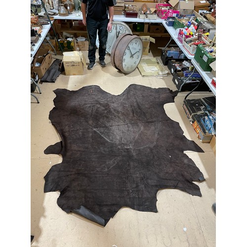 484 - 3 full dark brown leather hides: 290x250cm, 250x230cm, 250x220cm and one half light brown leather hi... 