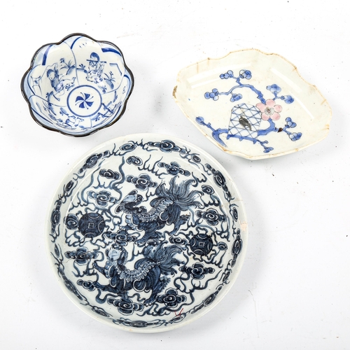 1068 - 3 pieces of Chinese blue and white porcelain, largest bowl diameter 20cm (3) (A/F)