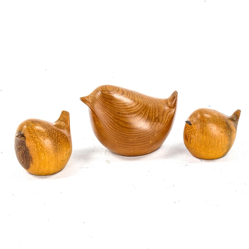 1096 - A set of 3 carved wood wrens, by John Fox, largest height 5.3cm