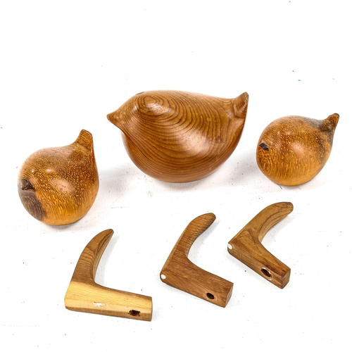 1096 - A set of 3 carved wood wrens, by John Fox, largest height 5.3cm