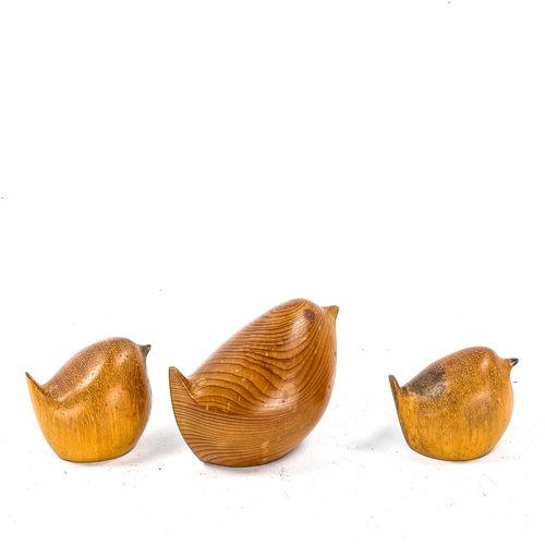 1096 - A set of 3 carved wood wrens, by John Fox, largest height 5.3cm