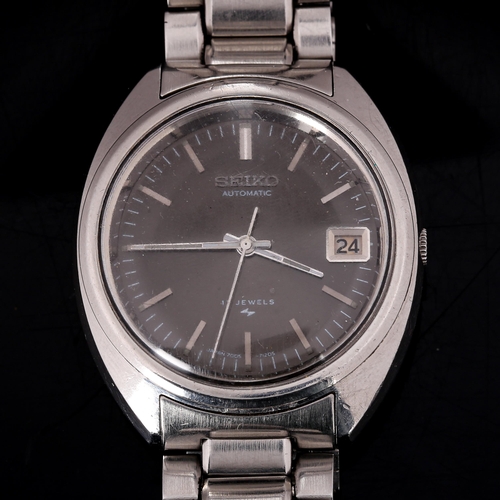 83 - SEIKO - a stainless steel automatic bracelet watch, ref. 7005-7100, grey dial with steel baton hour ... 