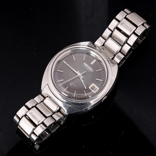 83 - SEIKO - a stainless steel automatic bracelet watch, ref. 7005-7100, grey dial with steel baton hour ... 