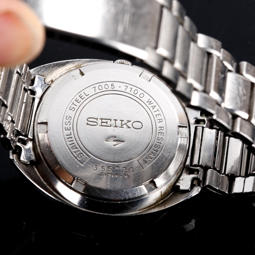 83 - SEIKO - a stainless steel automatic bracelet watch, ref. 7005-7100, grey dial with steel baton hour ... 