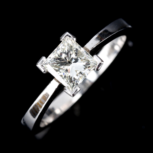 128 - A 1ct Princess-cut solitaire diamond ring, platinum plain 4-claw setting, diamond weight calculated ... 