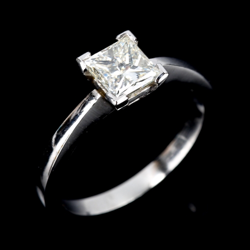 128 - A 1ct Princess-cut solitaire diamond ring, platinum plain 4-claw setting, diamond weight calculated ... 