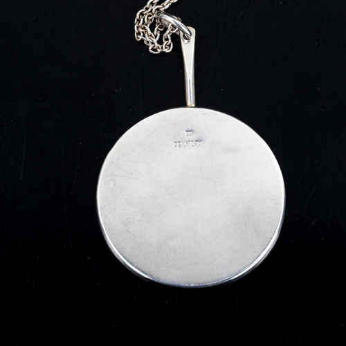 303 - BORGE NIELSEN - a large Danish stylised unmarked silver and ceramic pendant necklace, on unmarked si... 