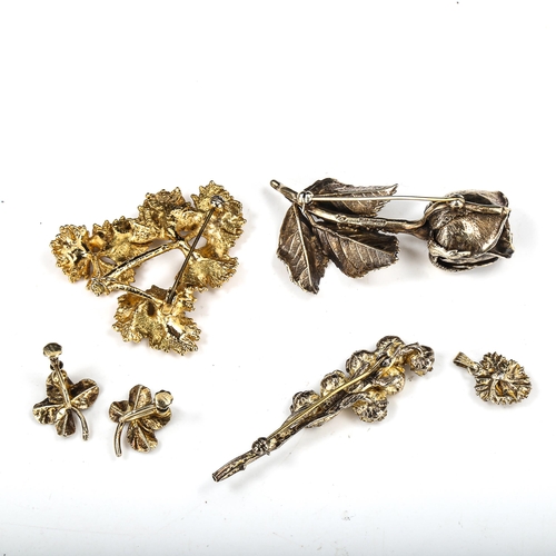 364 - FLORA DANICA - 5 Danish vermeil sterling silver floral items of jewellery, comprising 3 x brooches, ... 