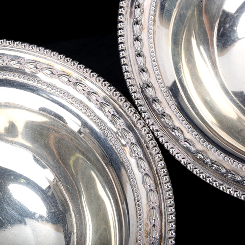 402 - A pair of George V circular silver pedestal bon bon dishes, beaded edge, by Goldsmiths & Silversmith... 