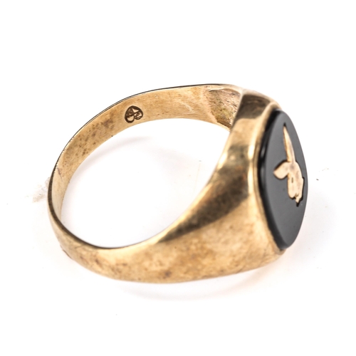 404 - A late 20th century 9ct gold black onyx Playboy bunny signet ring, hallmarks London 1986, setting he... 