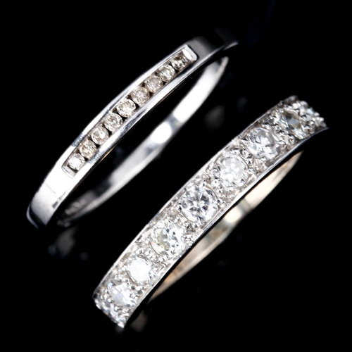 423 - A diamond half eternity ring, unmarked white metal settings with modern round brilliant-cut diamonds... 