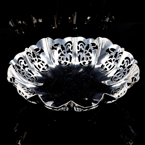 441 - A George VI silver table centre fruit bowl, circular fluted form with pierced foliate decoration, by... 