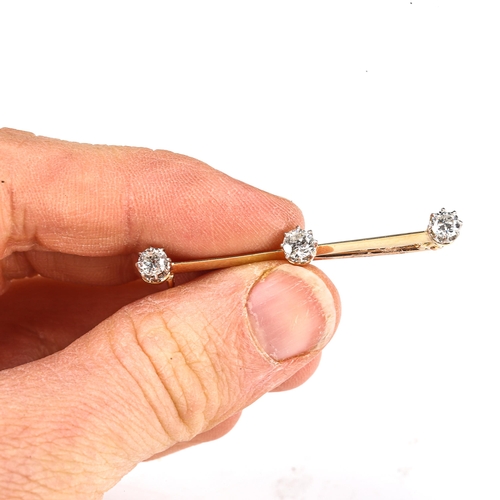 545 - An unmarked gold 3-stone diamond bar brooch, set with round brilliant-cut diamonds, total diamond co... 