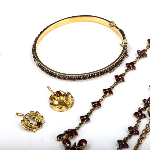 565 - Various garnet jewellery, including hinged bangle, pendant necklace etc, 41.9g total