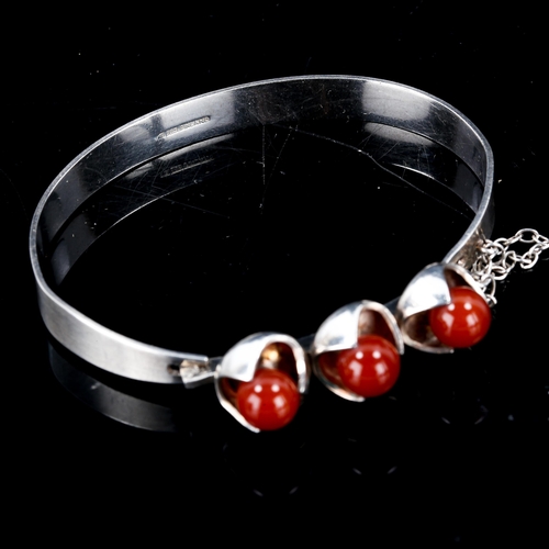 578 - SALOVAARA - a Vintage Finnish stylised sterling silver carnelian bead torque bracelet, Turku, bead d... 