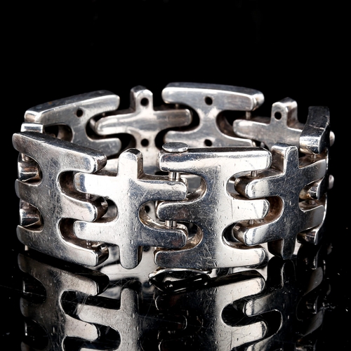 579 - BUDDHATOBUDDHA.COM - a modern handmade Balinese unmarked silver puzzle bracelet, bracelet length 20c... 