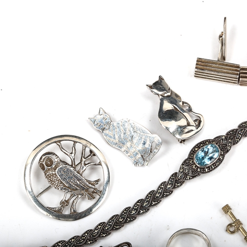 587 - Various silver jewellery, including cat brooch, cufflinks, owl brooch etc