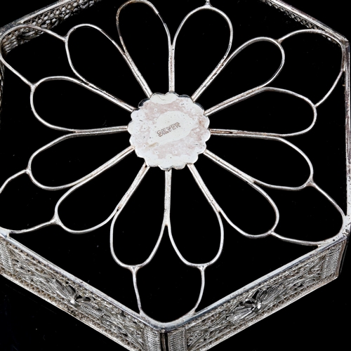 269 - A Chinese hexagonal silver filigree jewel box and cover, with chrysanthemum decoration surrounding c... 