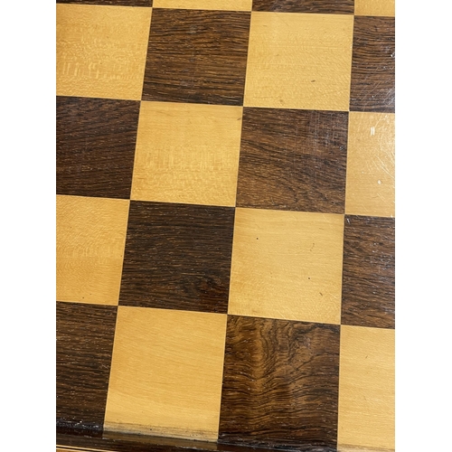 1304 - A large Victorian rosewood and satinwood tournament-size chess board, in banded rosewood frame, widt... 