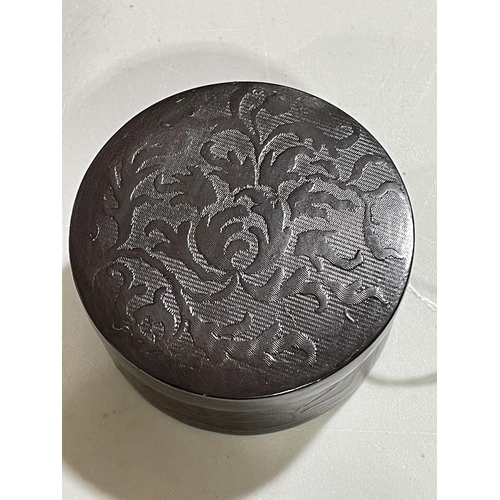 1306 - A Georgian thick tortoiseshell circular snuffbox, with pressed foliate decoration, diameter 8cm