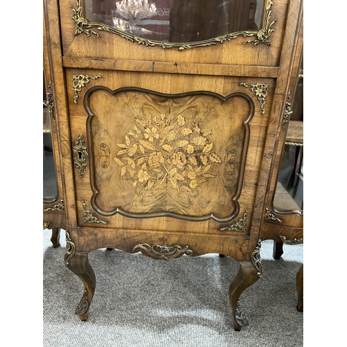 1289 - An ornate 19th century walnut and marquetry inlaid vitrine cabinet, flanked by smaller side cabinets... 