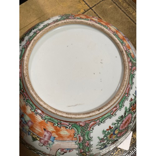 1222 - A Chinese famille rose porcelain bowl, with painted enamel decoration, diameter 30cm