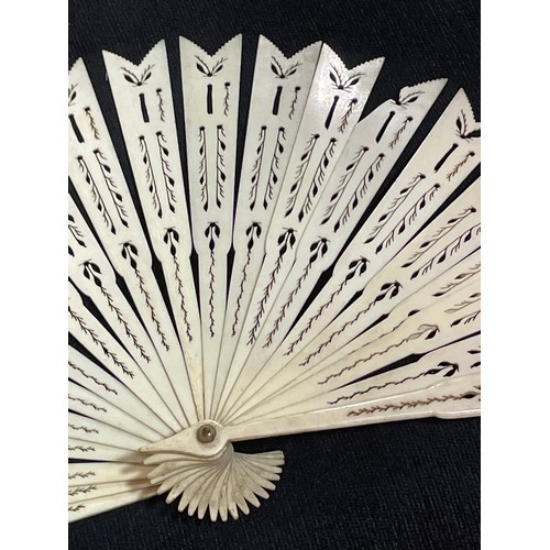 1185 - A 19th century hand painted ivory fan, length 18.5cm, and a bone arrow design fan with pierced decor... 