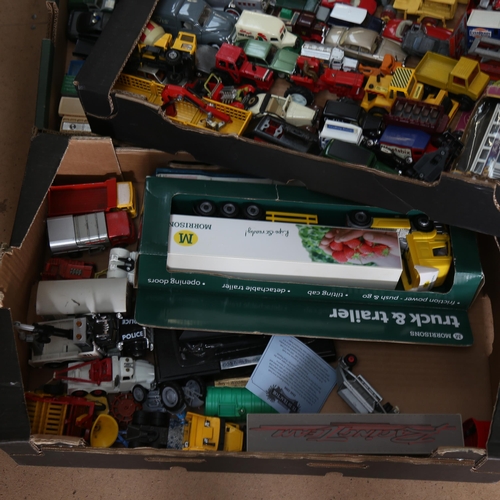 101 - A large quantity of various diecast and plastic model toy cars and vehicles, including Matchbox (3 b... 