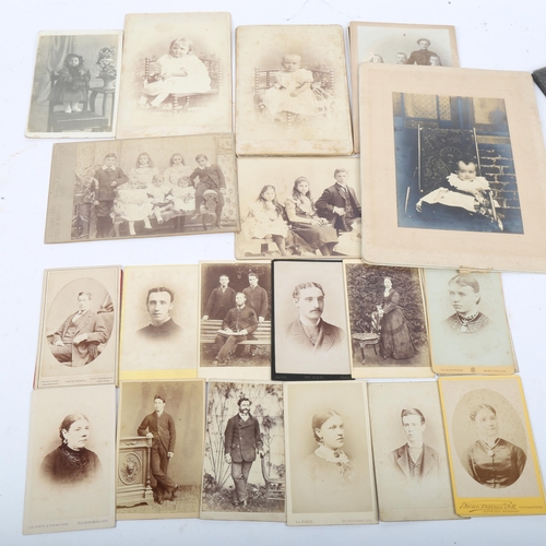 324 - A large quantity of late 19th/early 20th century monochrome portrait photograph cards, including exa... 