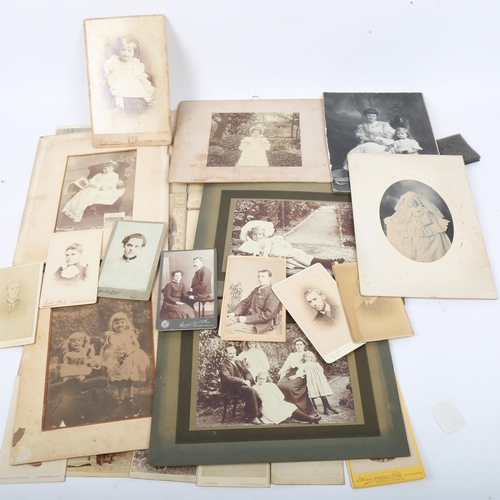 324 - A large quantity of late 19th/early 20th century monochrome portrait photograph cards, including exa... 