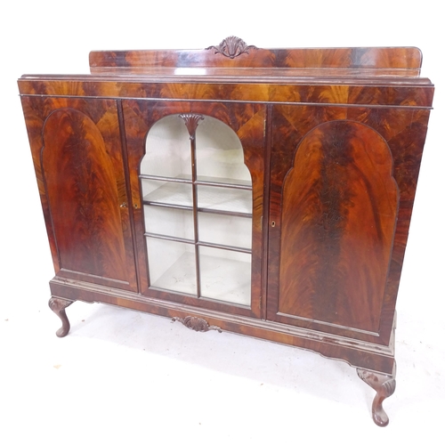 2274 - An Edwardian mahogany 3-door display cabinet, on cabriole feet, W130cm, H108cm, D39cm, with key