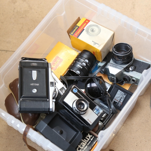 423 - Various Vintage cameras and accessories, including Voigtlander Vito C, Kodak Instamatic (boxful)