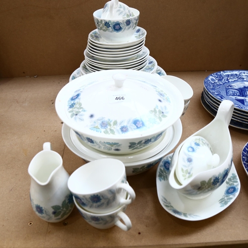 466 - Wedgwood Clementine pattern tea and dinner service, including vegetable tureens, 26cm dinner plates,... 