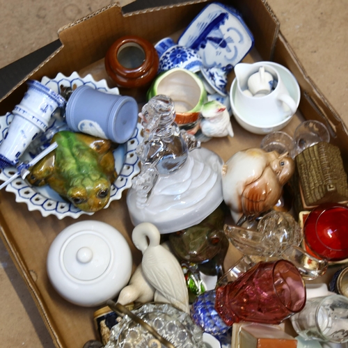 896 - A box of decorative china and glassware