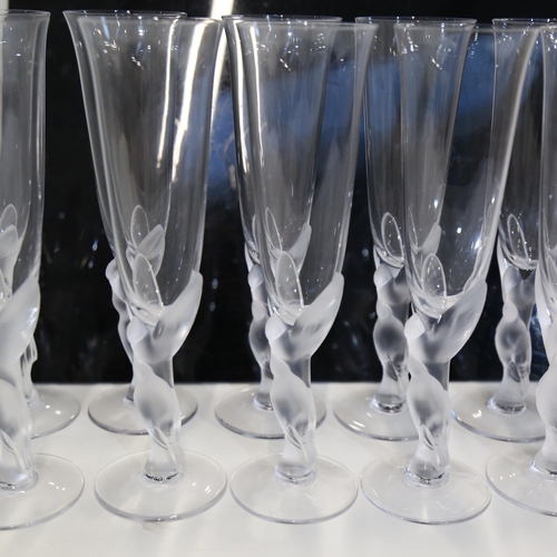 939 - A set of 12 House of Igor Carl Faberge 'Snow Dove' crystal glass Champagne glasses, for Franklin Min... 