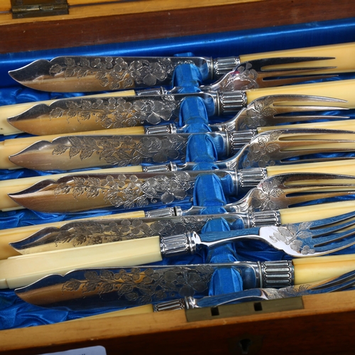 1060 - A cased set of silver plated fish cutlery for 12 people