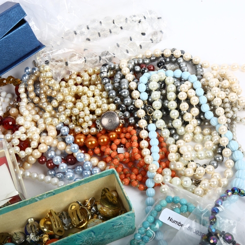 1072 - A quantity of costume jewellery, pearls etc (boxful)