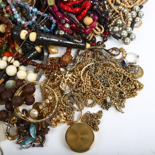 1086 - A quantity of costume jewellery, pearls etc (boxful)