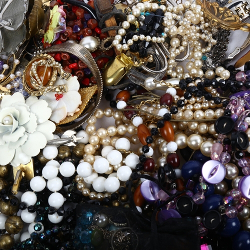 1102 - A quantity of various costume jewellery