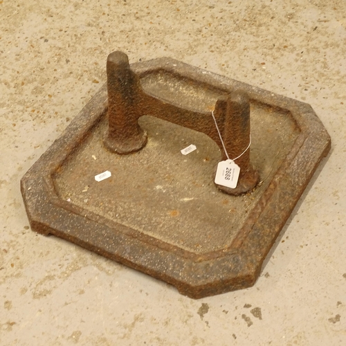 2688 - A Victorian cast-iron boot scraper